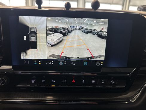 Used 2025 Chevrolet Silverado 2500 ZR2 w/ Technology Package image 33