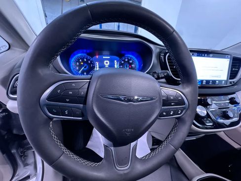 Used 2024 Chrysler Pacifica Touring-L image 15