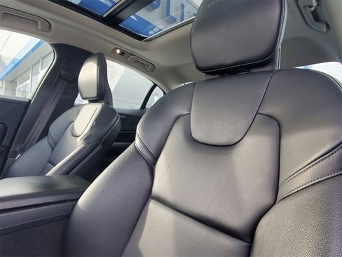 Used 2022 Volvo S60 B5 Momentum image 11