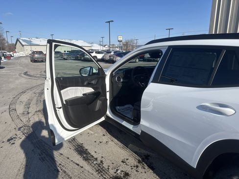 New 2026 Chevrolet Trax LT w/ LT Convenience Package FWD image 9