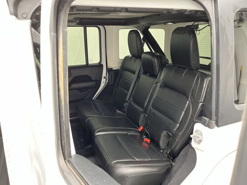 Used 2018 Jeep Wrangler Unlimited Sahara image 9