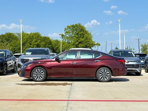 Used 2024 Nissan Altima 2.5 SV FWD image 3