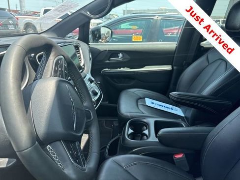 Used 2025 Chrysler Pacifica Select FWD image 15
