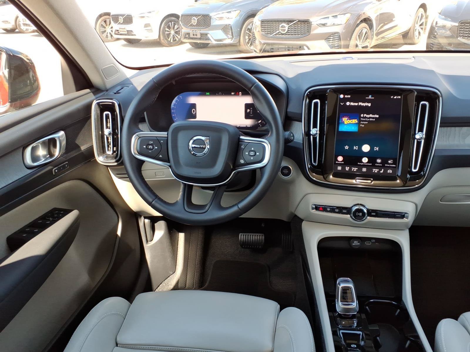 Certified 2025 Volvo XC40 B5 Plus AWD/4WD image 14