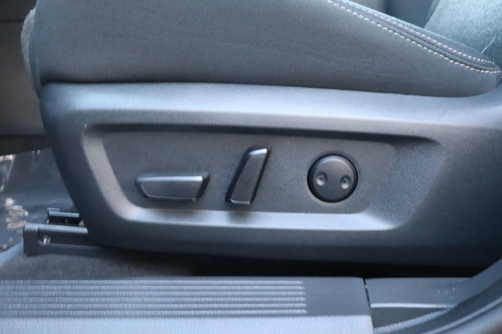 Used 2024 Nissan Rogue SV FWD image 22
