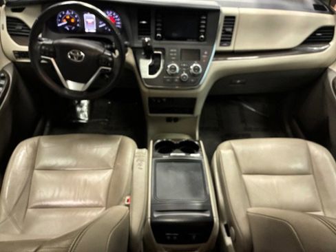 Used 2018 Toyota Sienna XLE Premium image 3