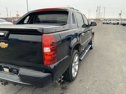 Used 2013 Chevrolet Avalanche LTZ image 19