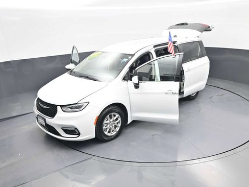 Used 2023 Chrysler Pacifica Touring-L FWD image 42