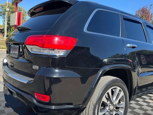 Used 2017 Jeep Grand Cherokee Overland w/ Jeep Active Safety Group image 14