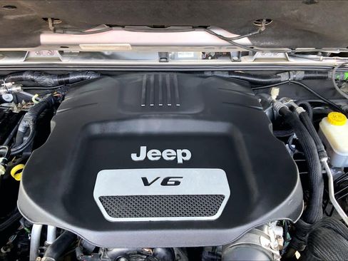 Used 2018 Jeep Wrangler Unlimited Rubicon w/ Connectivity Group AWD/4WD image 27