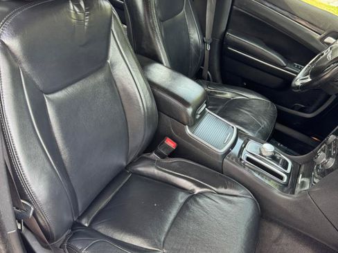 Used 2017 Chrysler 300 Limited RWD image 17