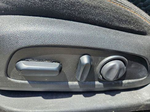 Used 2019 Chevrolet Equinox LT w/ Driver Convenience Package FWD image 9
