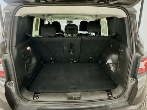 Used 2018 Jeep Renegade Latitude w/ UConnect 8.4 Nav Group image 30