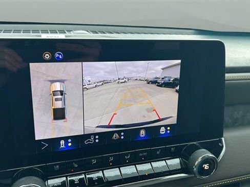 Used 2025 Chevrolet Colorado ZR2 w/ Technology Package image 26