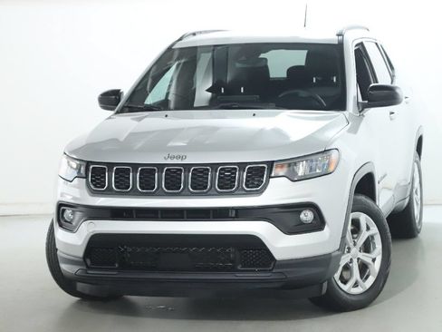 Used 2024 Jeep Compass Latitude AWD/4WD image 3