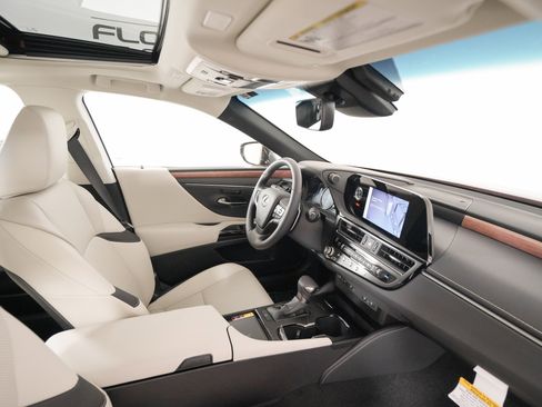 New 2025 Lexus ES 350 w/ Premium Package image 18