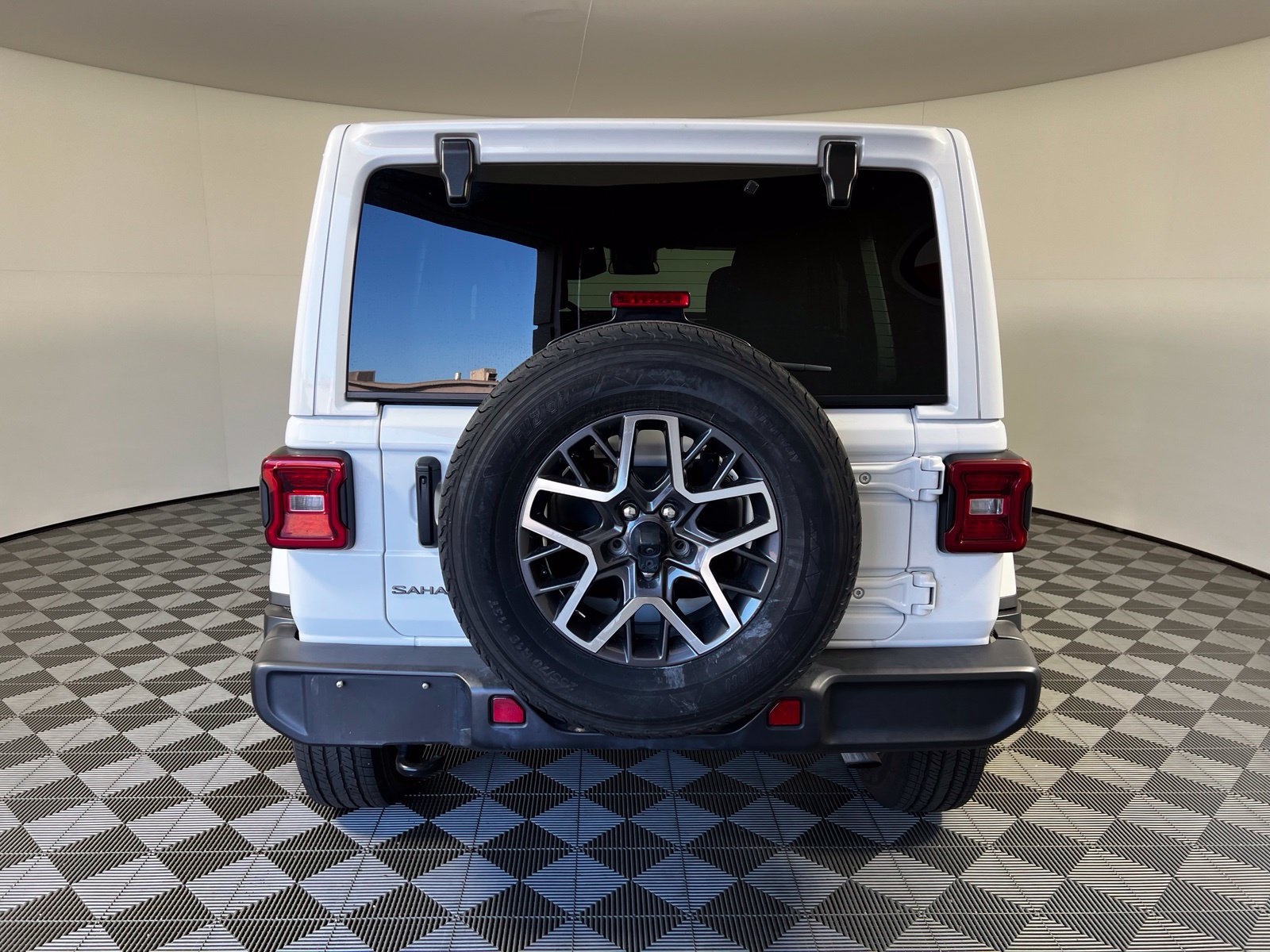 Used 2025 Jeep Wrangler Unlimited Sahara AWD/4WD image 6