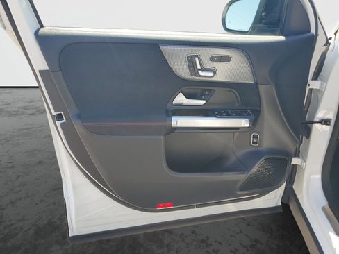 Used 2023 Mercedes-Benz EQB 300 4MATIC image 21