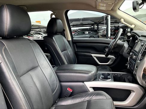 Used 2017 Nissan Titan SL image 8