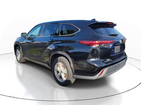 Used 2020 Toyota Highlander LE FWD image 5