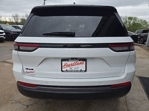 New 2026 Jeep Grand Cherokee Altitude image 9