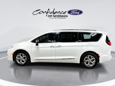 Used 2023 Chrysler Pacifica Limited FWD image 5