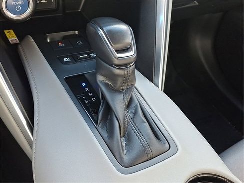 Used 2021 Toyota Venza LE image 15