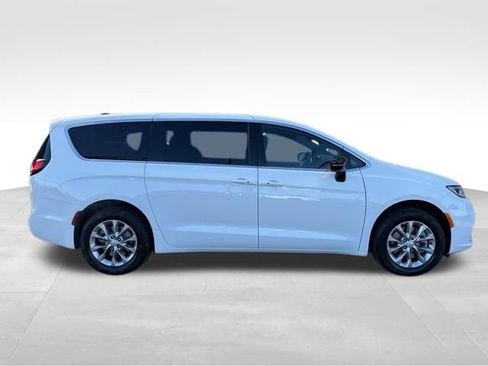 New 2026 Chrysler Pacifica Select AWD/4WD image 8