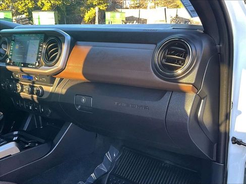Used 2020 Toyota Tacoma Limited image 27