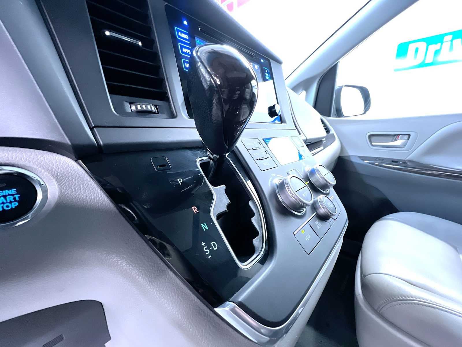 Used 2015 Toyota Sienna XLE FWD image 31