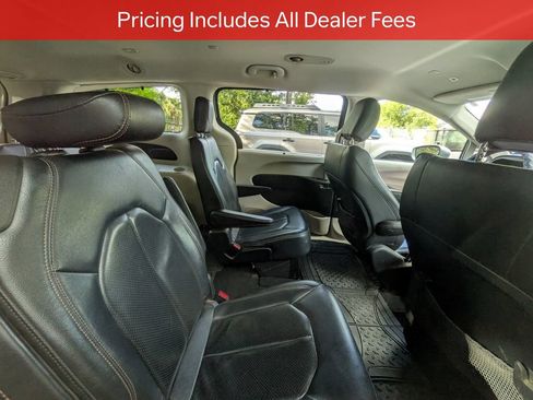 Used 2019 Chrysler Pacifica Touring-L FWD image 8