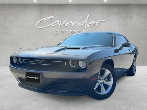 Used 2022 Dodge Challenger SXT image 1