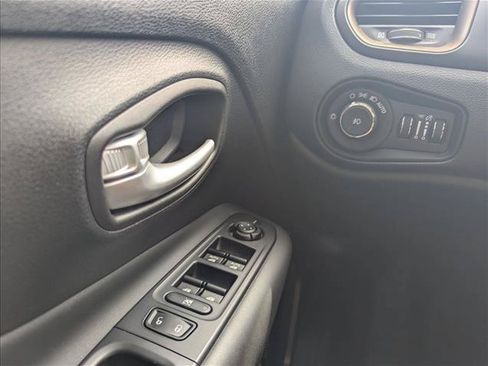 Used 2023 Jeep Renegade Latitude AWD/4WD image 11
