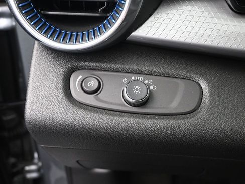 Used 2025 Chevrolet Trax LT w/ LT Convenience Package image 29