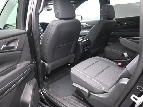 Used 2025 Chevrolet Traverse LT FWD image 28