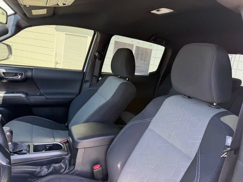 Used 2022 Toyota Tacoma TRD Sport w/ Technology Package AWD/4WD image 18