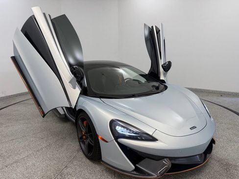 Used 2019 McLaren 570S Spider RWD image 25