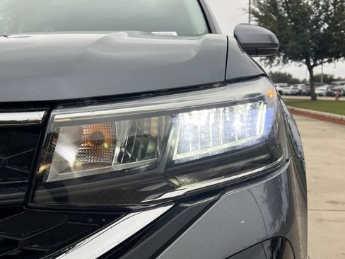 Certified 2022 Volkswagen Taos SE w/ Panoramic Sunroof Package image 6