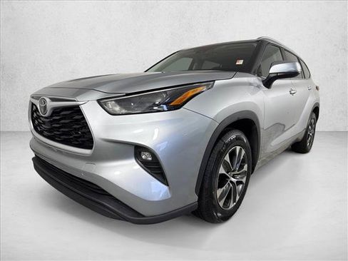 Used 2025 Toyota Highlander XLE FWD image 8