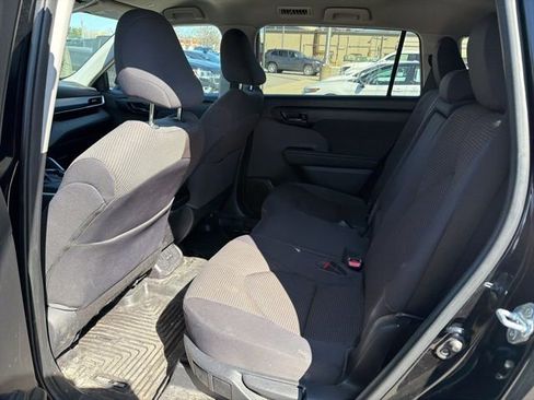 Used 2023 Toyota Highlander LE FWD image 9