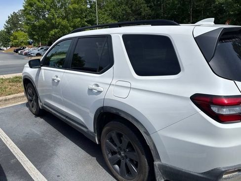Used 2025 Honda Pilot Sport image 6