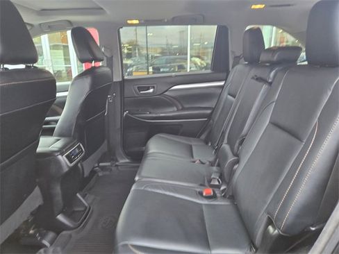 Used 2017 Toyota Highlander XLE image 17