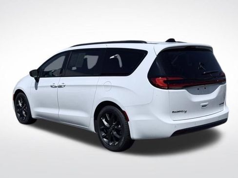 Used 2025 Chrysler Pacifica Limited FWD image 9