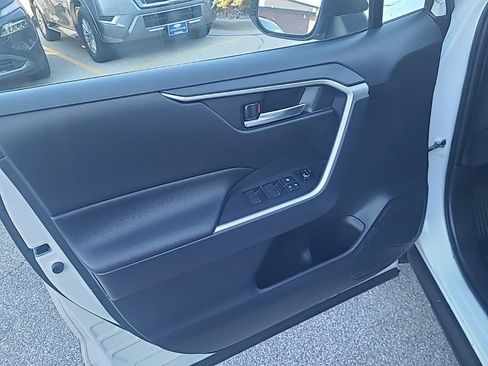 Used 2023 Toyota RAV4 SE image 10