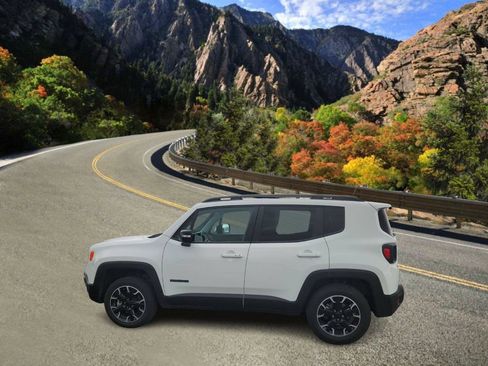 Used 2023 Jeep Renegade Latitude AWD/4WD image 4
