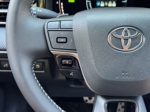 Used 2025 Toyota Camry SE FWD image 19