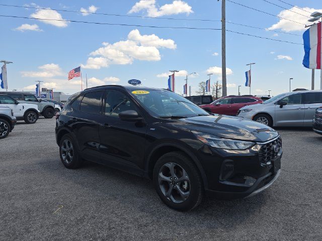 Certified 2025 Ford Escape ST-Line AWD/4WD image 3