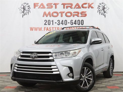 Used 2018 Toyota Highlander XLE AWD/4WD image 1