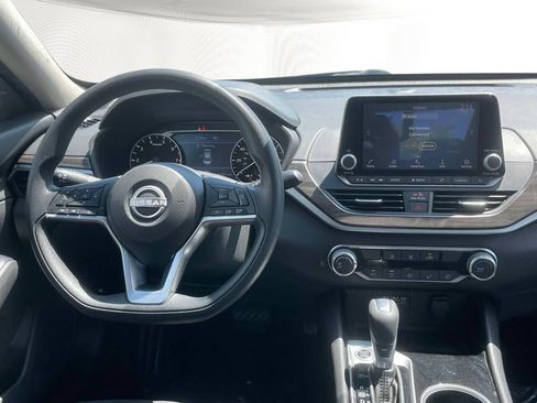 Used 2024 Nissan Altima 2.5 SV FWD image 11