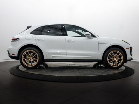 Certified 2025 Porsche Macan AWD/4WD image 8